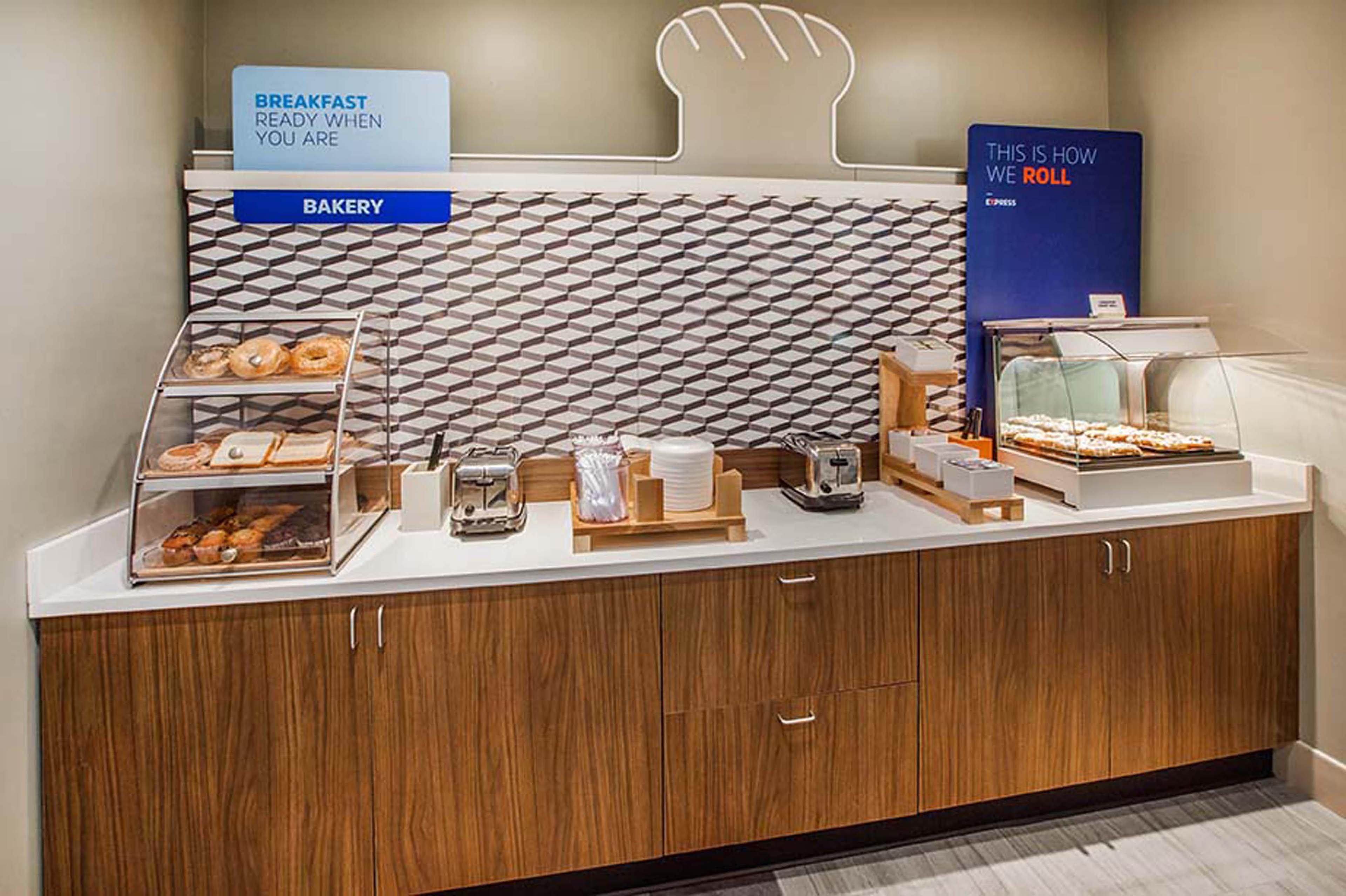 Holiday Inn Express & Suites Laurel Lakes By Ihg Ngoại thất bức ảnh